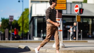 Mann in Cropped Pants auf der Straße