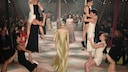 Models laufen den Laufsteg hinunter zum Finale der Dior Couture Show SS19