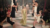 Models laufen den Laufsteg hinunter zum Finale der Dior Couture Show SS19