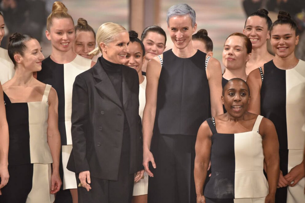 Maria Grazia Chiuri und Models auf dem Laufsteg beim Dior Finale