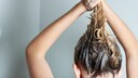 Junge Frau unter Dusche