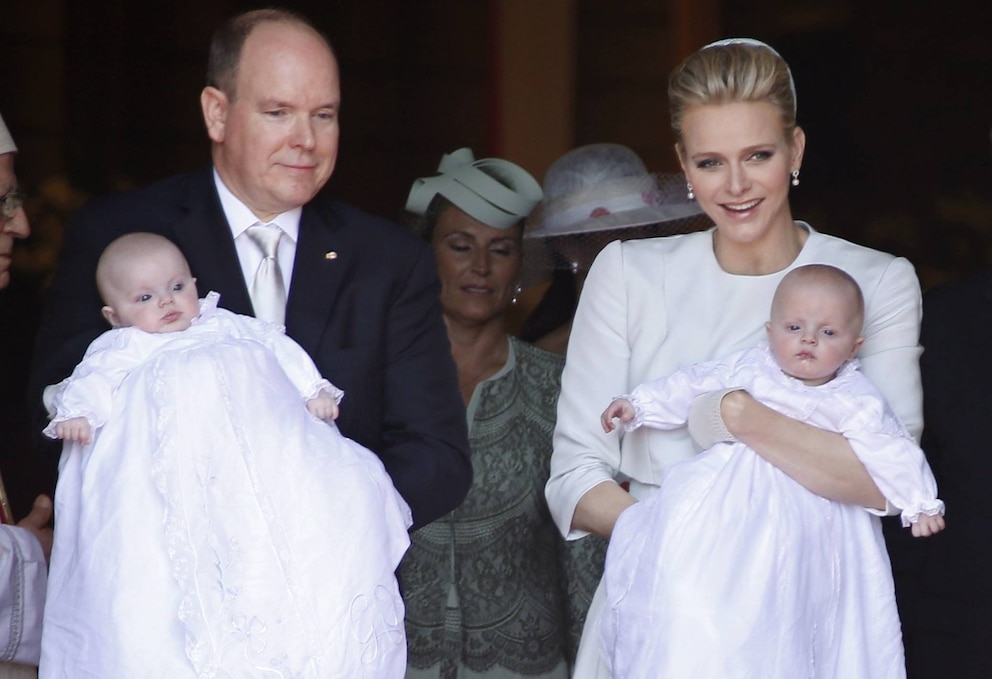 Fürst Albert und Fürstin Charlène von Monaco nach der Taufe ihrer Kinder Jacques und Gabriella (r.) 2015