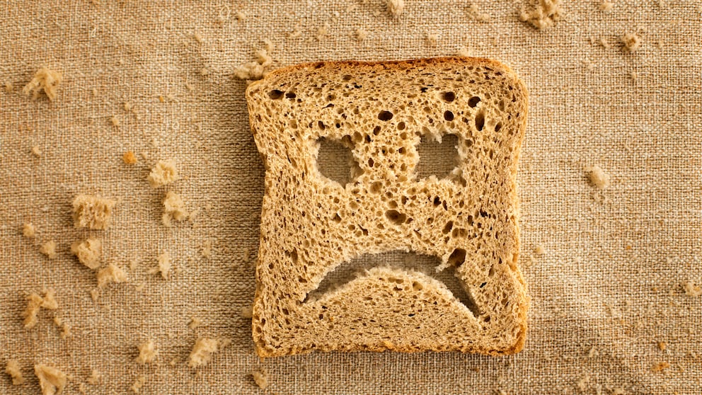 Toastscheibe mit traurigem Smiley-Gesicht