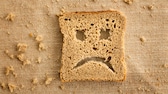Toastscheibe mit traurigem Smiley-Gesicht