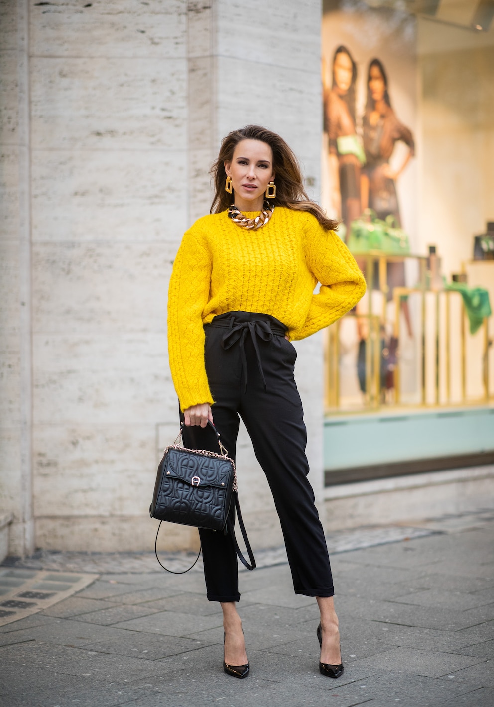 Street Style Frau mit Zigarettenhose