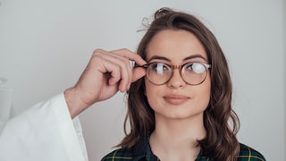 Frau, die Brille angepasst bekommt