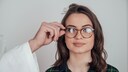 Frau, die Brille angepasst bekommt