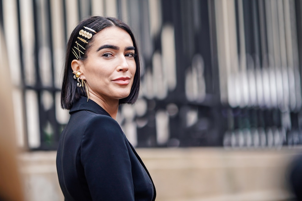 Frau mit Haarschmuck