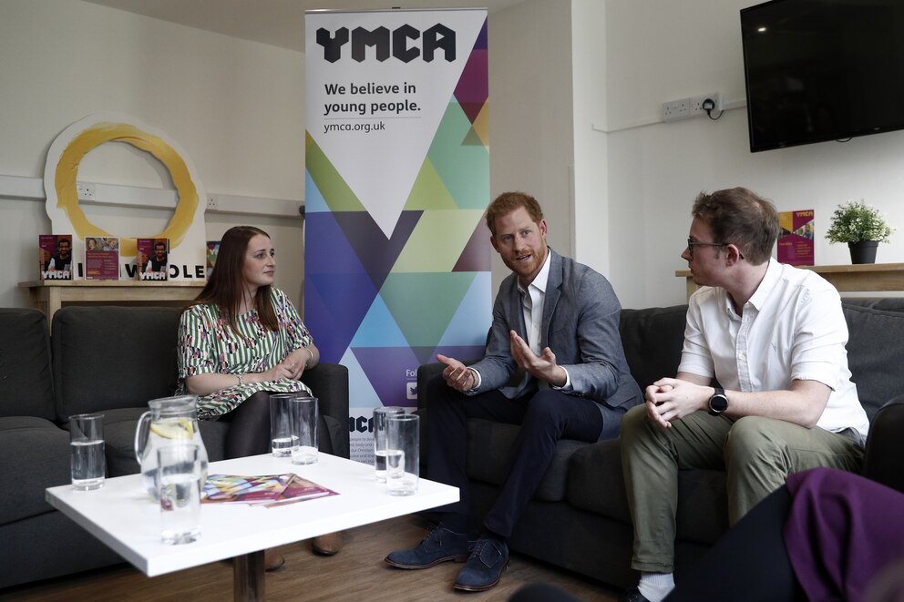 Prinz Harry bei einem Treffen im Londoner YMCA