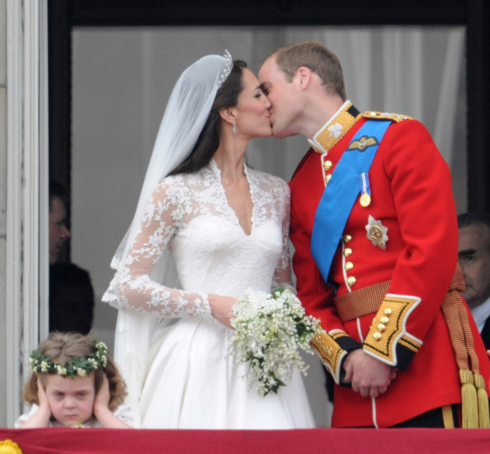 Kate und William küssen sich bei ihrer Hochzeit 2011