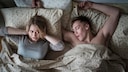 Mann und Frau im Bett