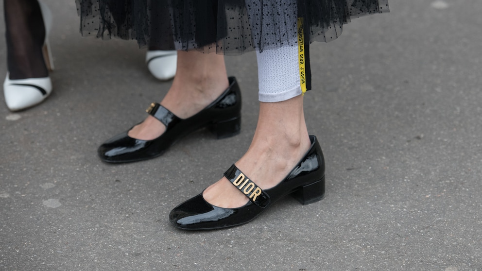 Street Style : Paris Fashion Week Womenswear Fall/Winter 2018/2019 : Day One