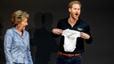 Stolzer Papa: Prinz Harry freute sich sichtlich über das Geschenk von Prinzessin Margriet (links im Bild).