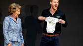 Stolzer Papa: Prinz Harry freute sich sichtlich über das Geschenk von Prinzessin Margriet (links im Bild).