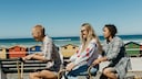 Drei Freunde auf dem Fahrrad am Strand