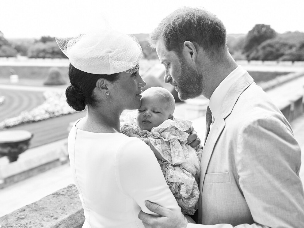  Dieses s&uuml;&szlig;e Familienfoto ver&ouml;ffentlichten Harry und Meghan nach der Taufe auf Instagram