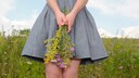 Frau, die Blumenstrauß in der Hand hält
