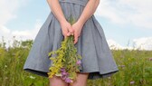 Frau, die Blumenstrauß in der Hand hält