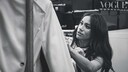 Herzogin Meghan an einem Kleiderständer