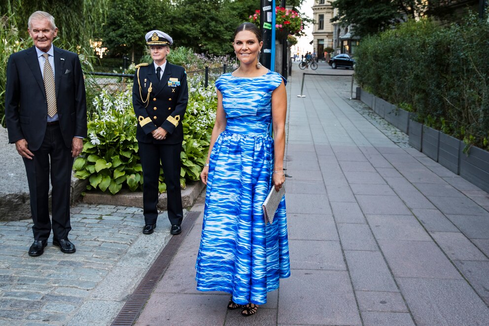  Passend zum Anlass w&auml;hlte Prinzessin Victoria bei ihrem Besuch der Zeremonie f&uuml;r den &bdquo;Stockholm Junior Water Prize&ldquo; ein blaues Kleid in Wasser-Optik und mit U-Boot-Ausschnitt 