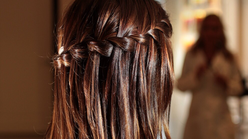 Frau mit Waterfall Braid