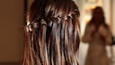 Frau mit Waterfall Braid