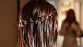 Frau mit Waterfall Braid