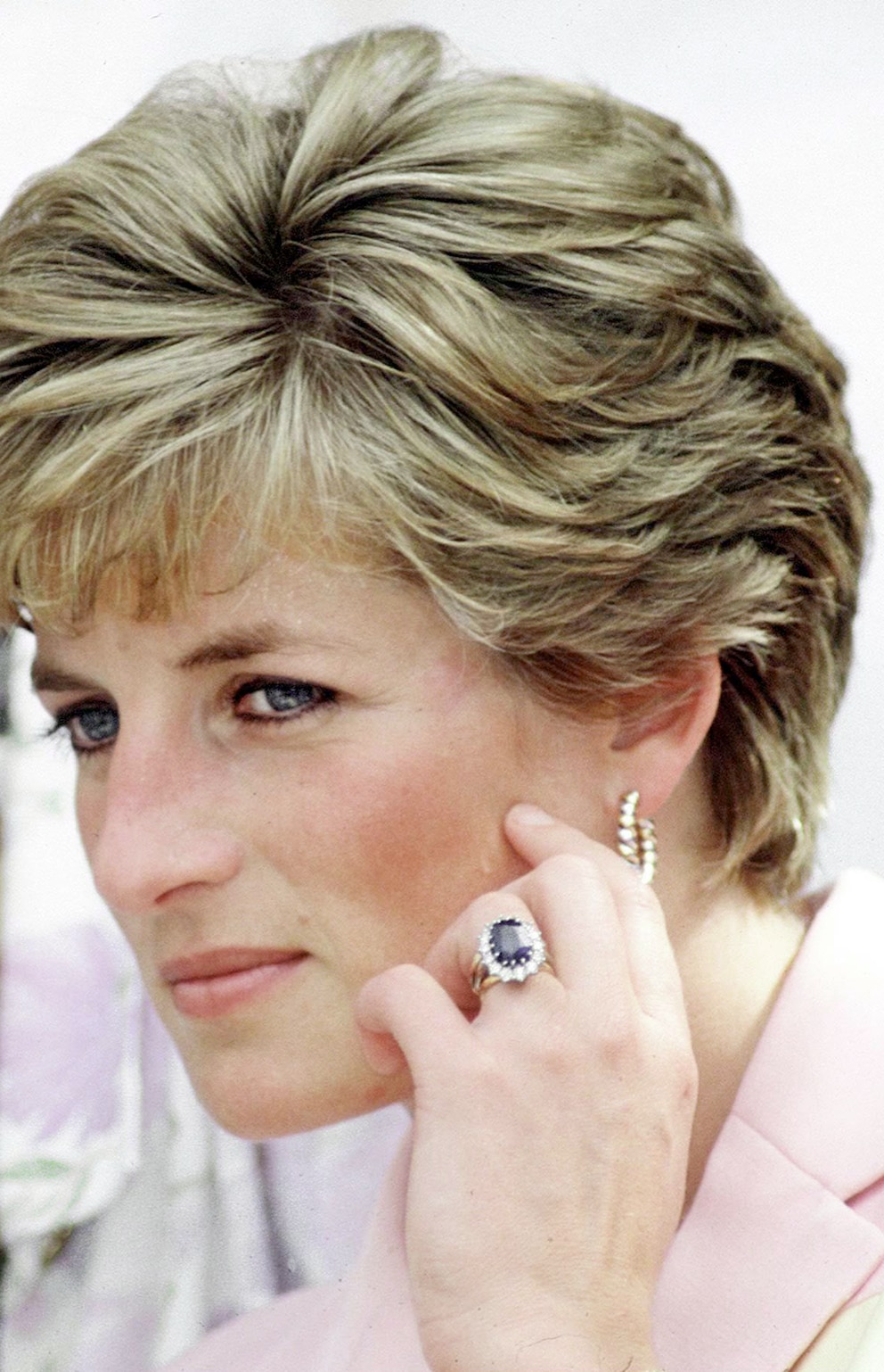 Prinzessin Diana mit ihrem Verlobungsring