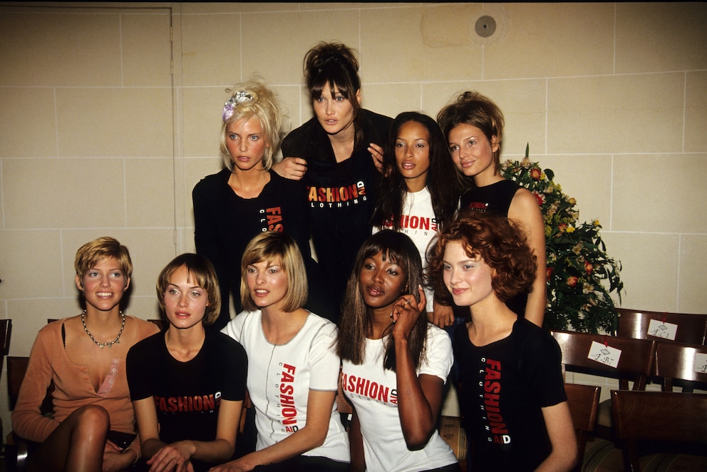 Nadja Auermann, Carla Bruni, Amber Valletta, Linda Evangelista, Naomi Campbell, Shalom Harlow und Model-Kolleginnen während einer Versace Show im Pariser Ritz Hotel im Jahr 1994