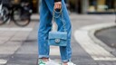 Frau mit Klett-Turnschuhen