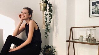 Model Antonia Wesseloh und ihr Klamottenstuhl