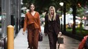 Frauen in braunen Outfits