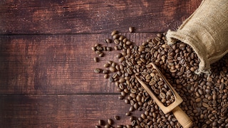 Kaffeebohnen, die aus einem Sack fallen