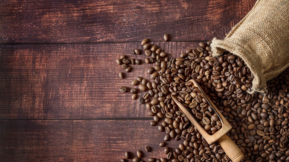 Kaffeebohnen, die aus einem Sack fallen