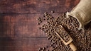 Kaffeebohnen, die aus einem Sack fallen