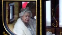 Queen mit falschem Pelz