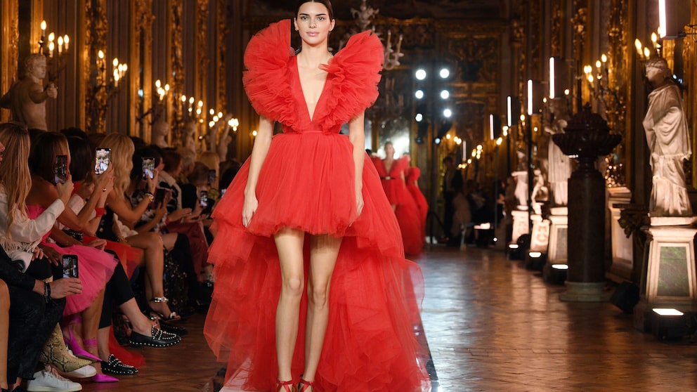 Kendall Jenner in Giambattista Valli