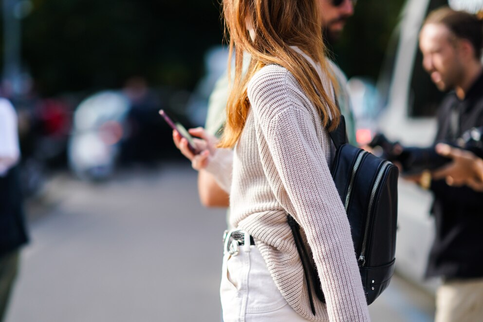 Frau mit schwarzem Rucksack