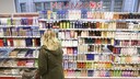 Frau vor Shampooregal