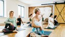 Frauen machen Yoga