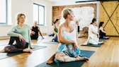 Frauen machen Yoga