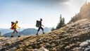 Frau und Mann wandern