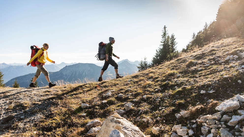 Frau und Mann wandern