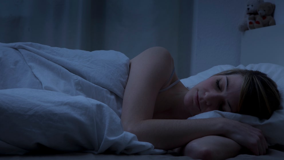 Frau schläft im Bett
