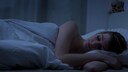 Frau schläft im Bett