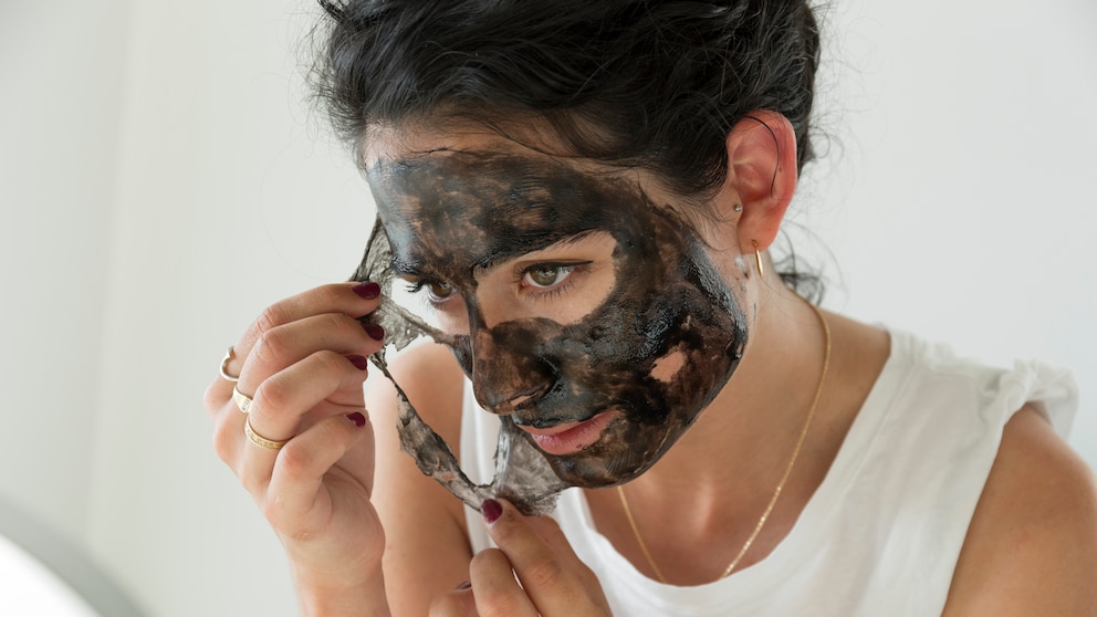 Frau mit schwarzer Gesichtsmaske