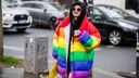 Frau mit XXL-Daunenjacke