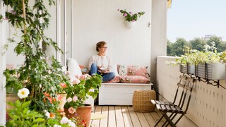 Frau auf Balkon