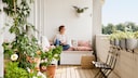 Frau auf Balkon