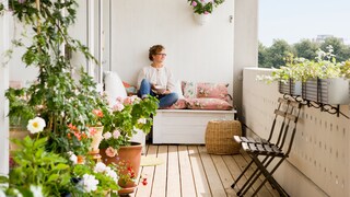 Frau auf Balkon